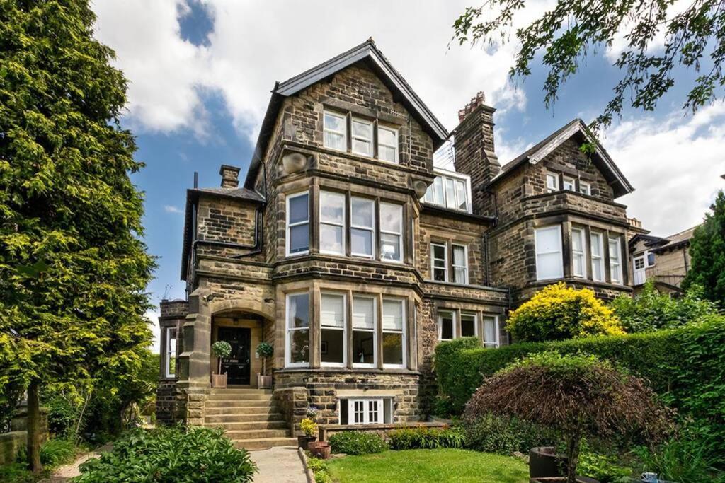 Central Harrogate Townhouse Apartment With Parking Buitenkant foto