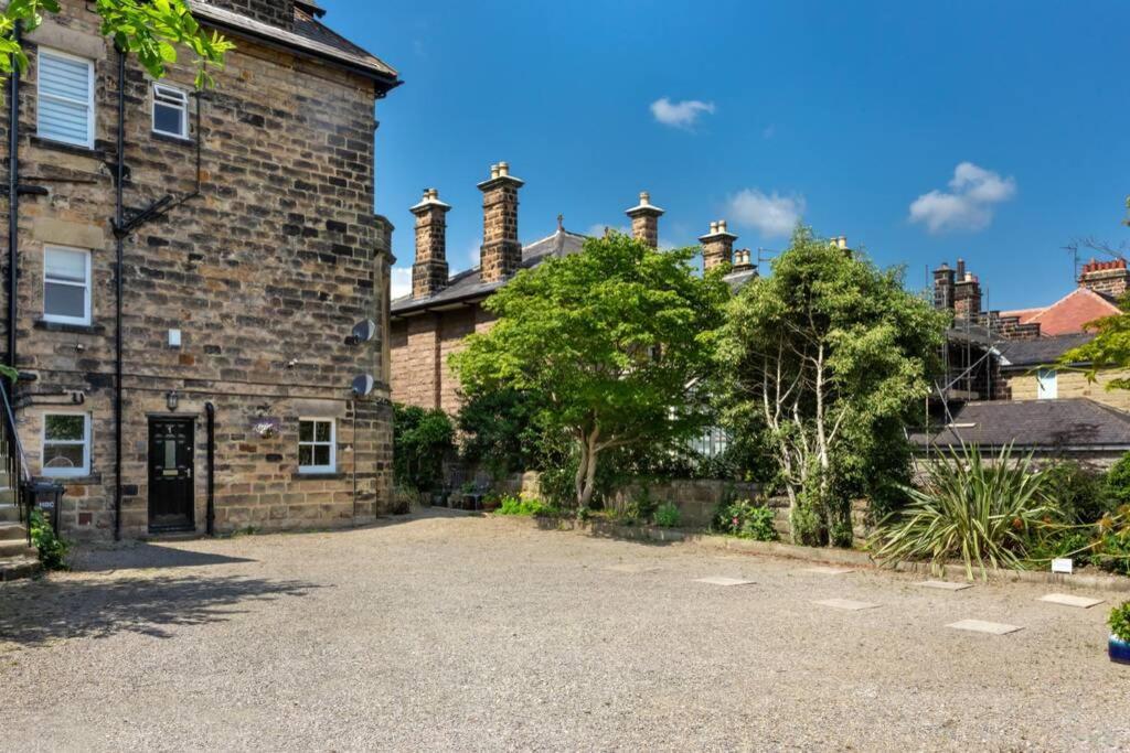 Central Harrogate Townhouse Apartment With Parking Buitenkant foto