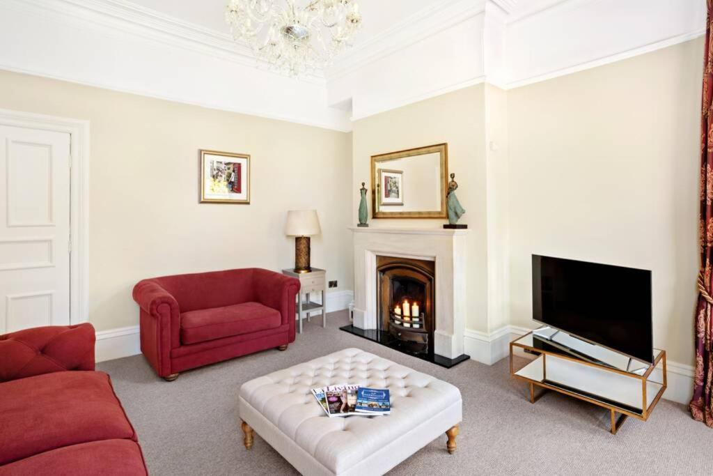 Central Harrogate Townhouse Apartment With Parking Buitenkant foto