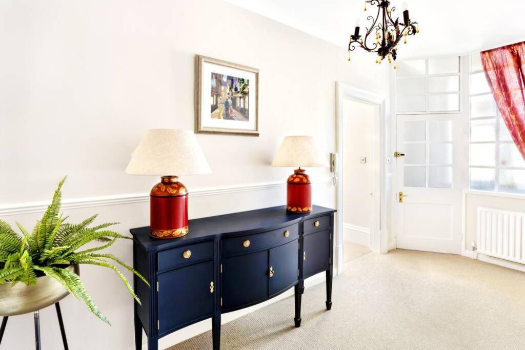 Central Harrogate Townhouse Apartment With Parking Buitenkant foto